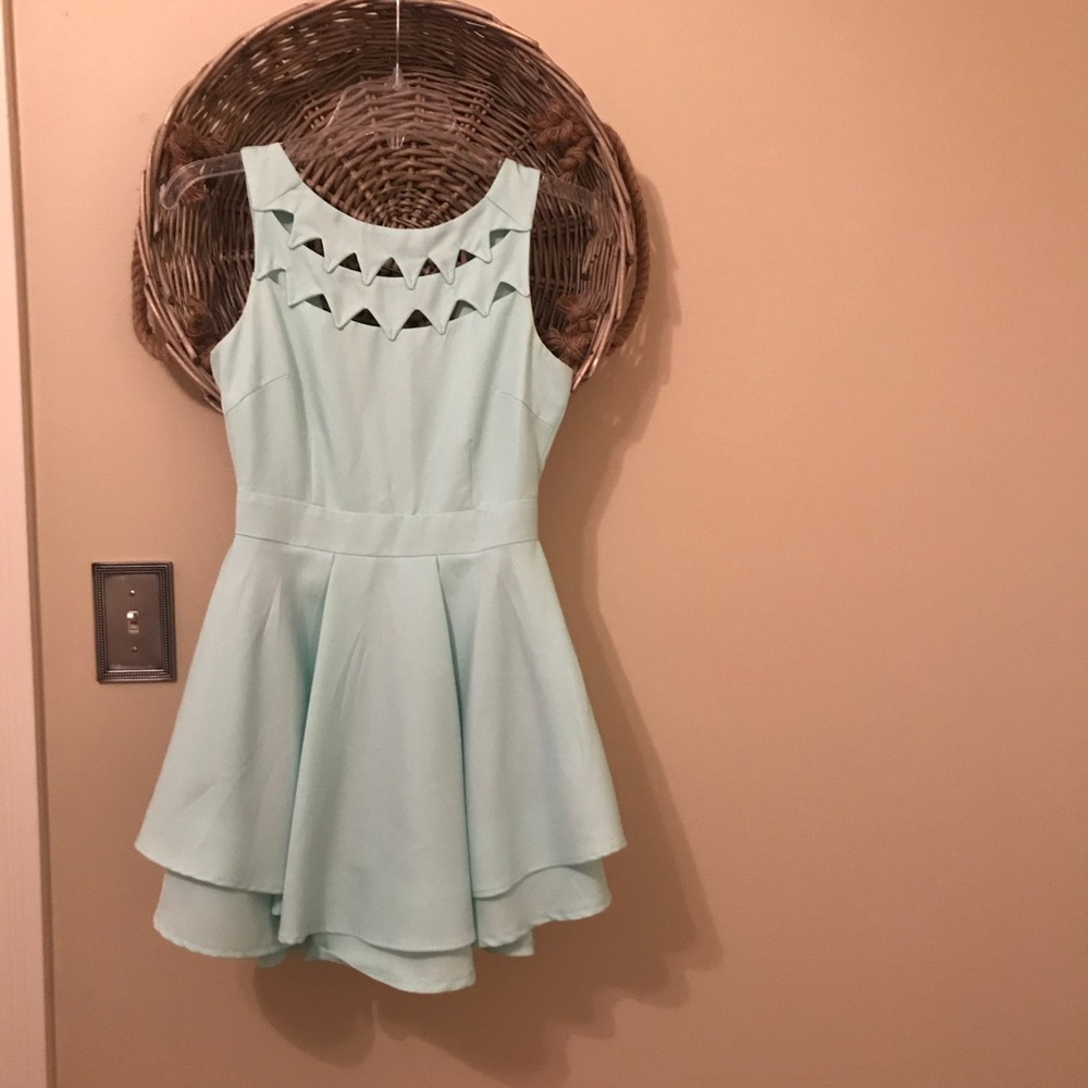 Lulu’s short mint green dress